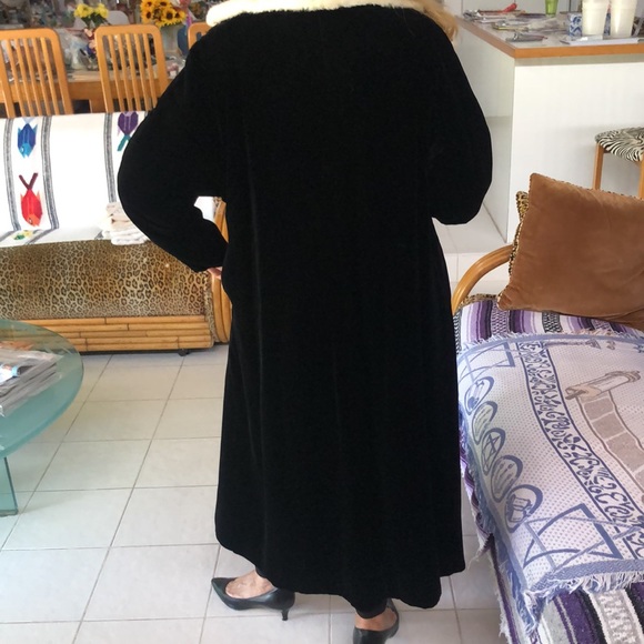 Gorgeous black high-quality velvet vintage fur-trimmed full length coat.ptp 20” - Picture 3 of 10